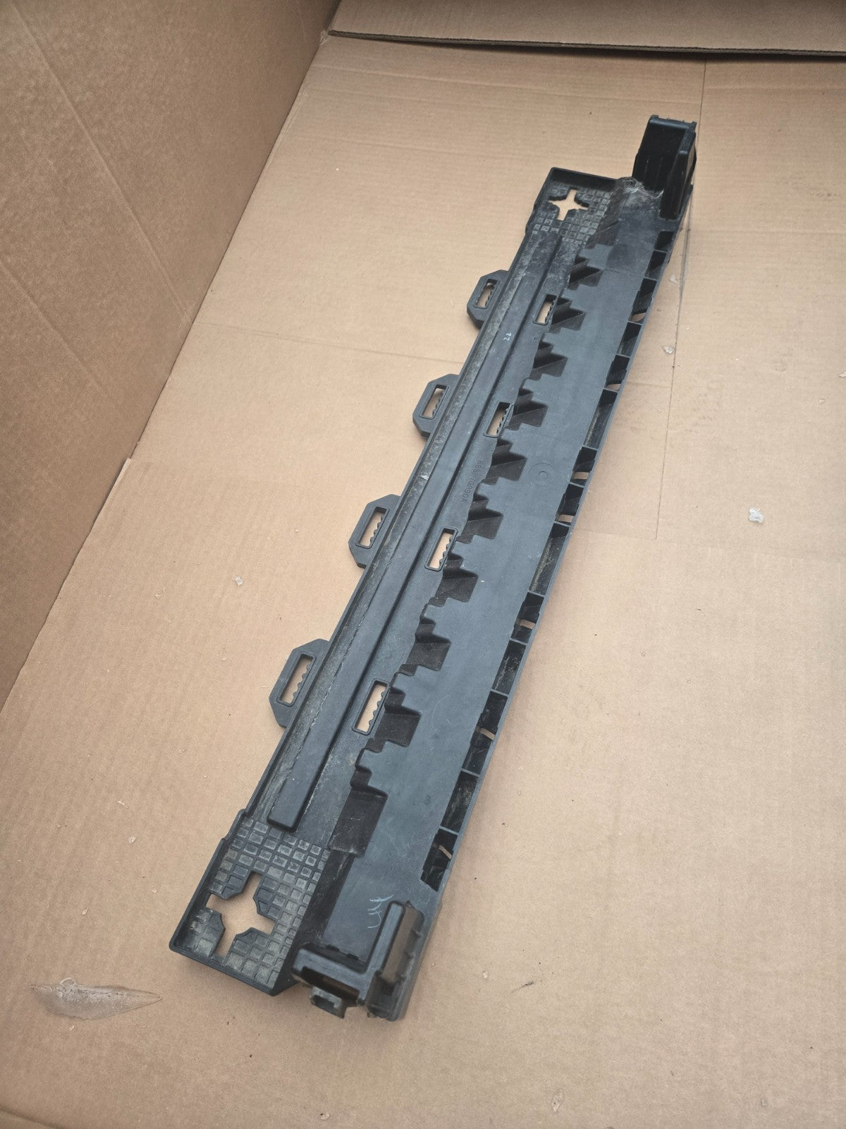 2023-25 RANGE ROVER SPORT FRONT LOWER RADIATOR BRACKET TRIM SHIELD SUPPORT OEM