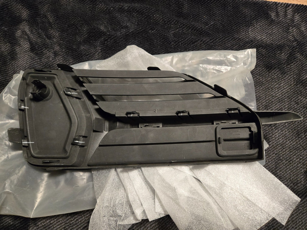 2016-2019 Volvo XC90 Front Right RH Passenger Side Outer Grille 31383822 OEM