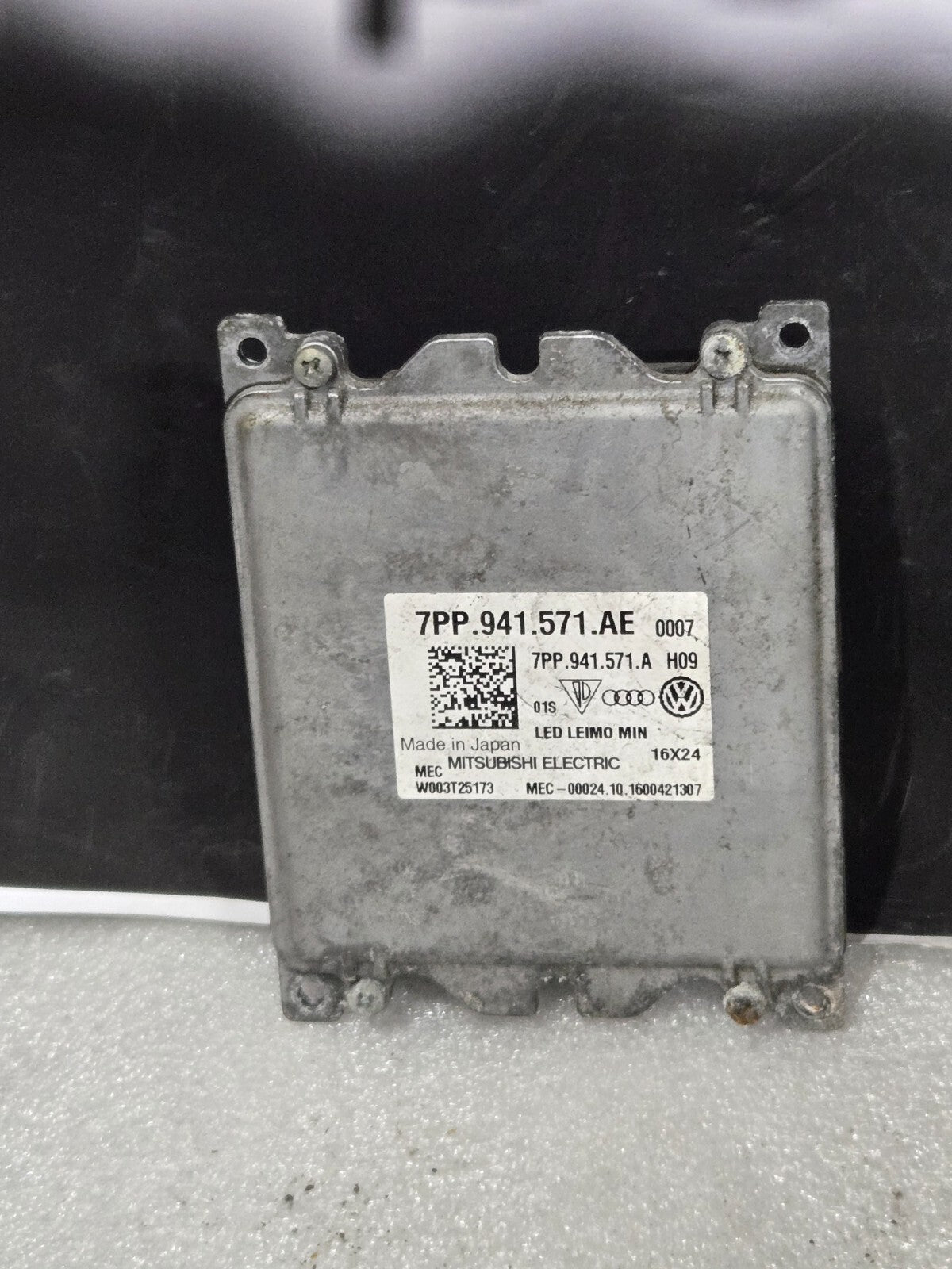 OEM VW Passat Tiguan LED Headlight Ballast Power Regulator Module 7PP941571AE