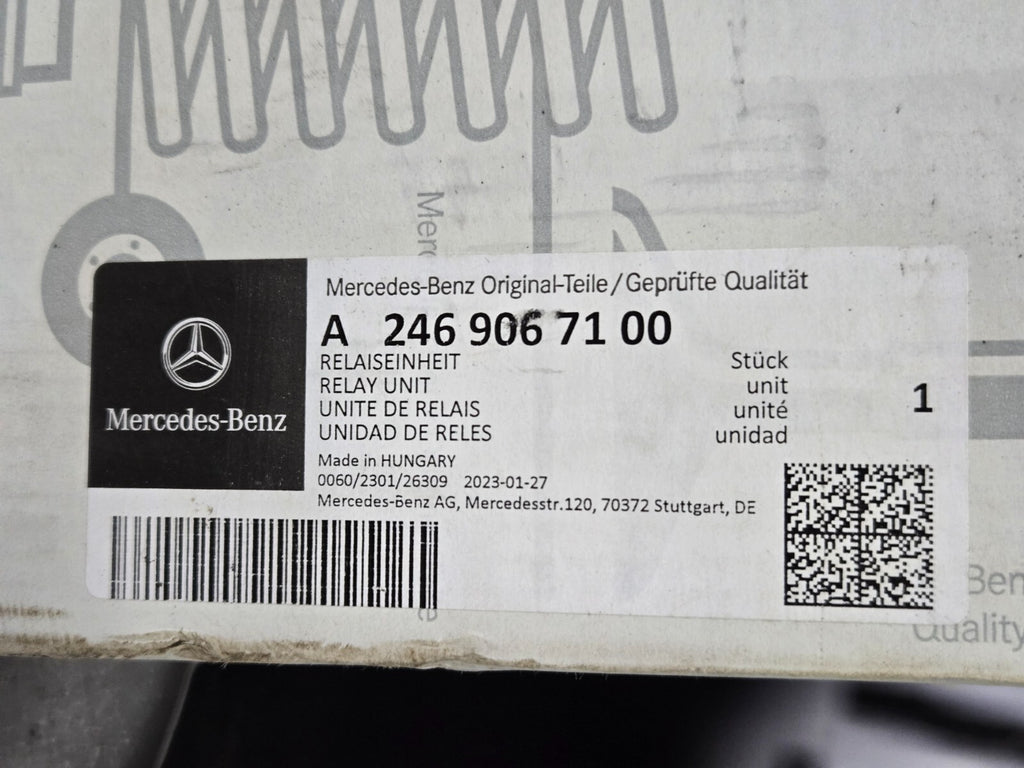 2015-2020 MERCEDES CLA GLA  - ENGINE BAY RELAY FUSE JUNCTION BOX BLOCK OEM