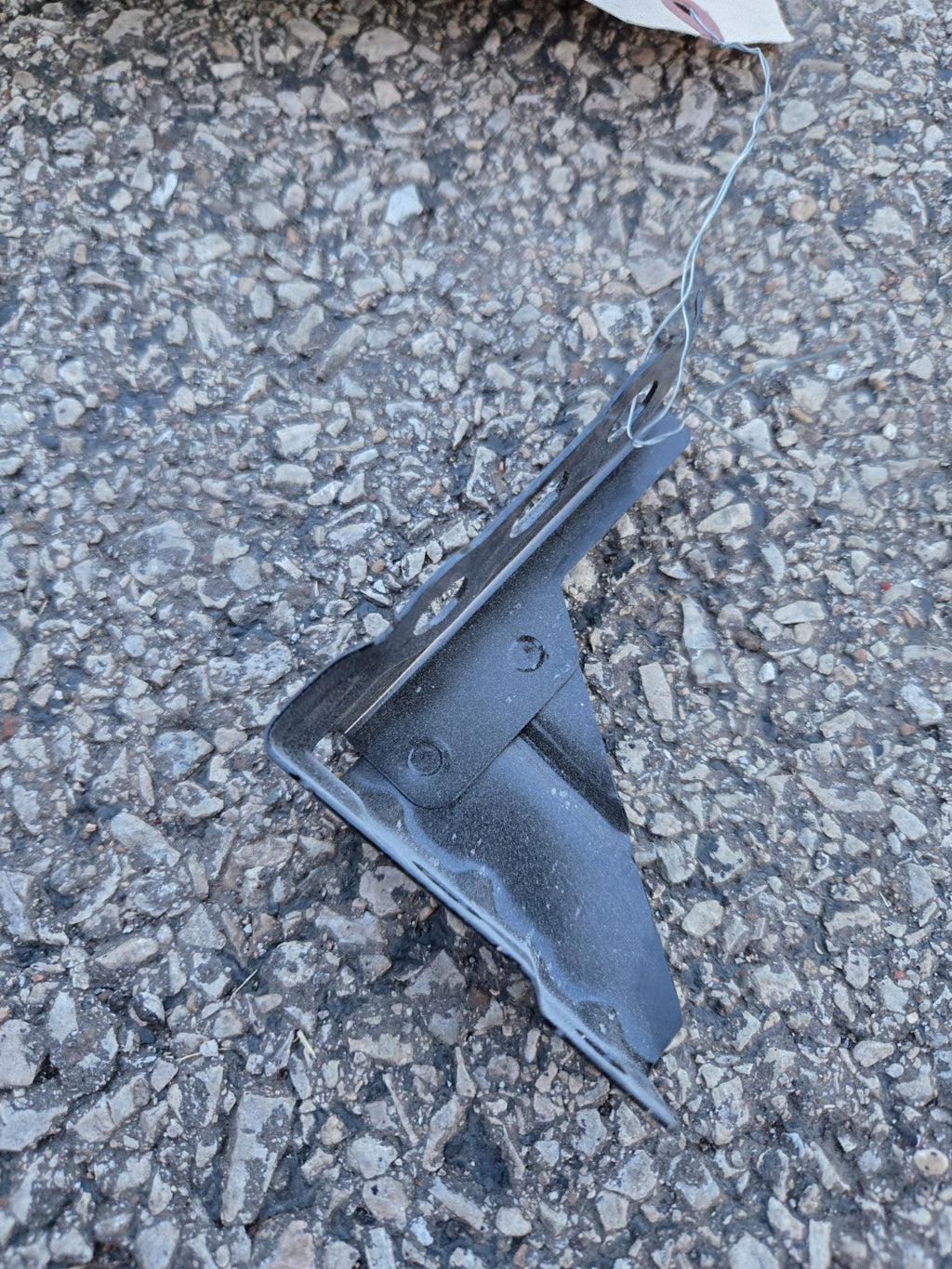 2019-2025 CHEVROLET SILVERADO 1500 FRONT RIGHT UPPER FENDER BRACKET OEM 23394045