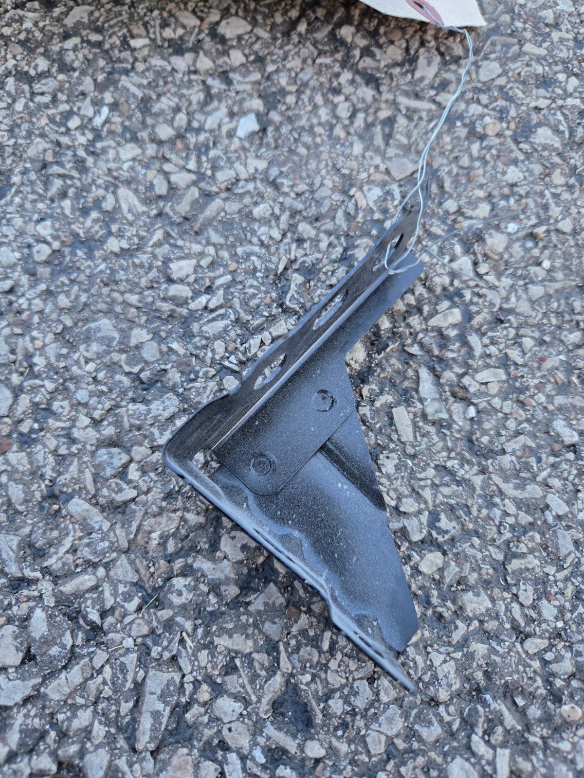 2019-2025 CHEVROLET SILVERADO 1500 FRONT RIGHT UPPER FENDER BRACKET OEM 23394045