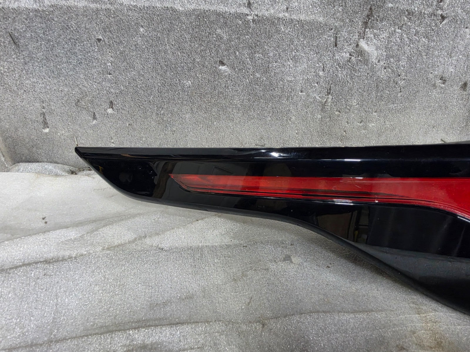 2018-2023 RANGE ROVER VELAR REAR LEFT DRIVER OUTER LED TAIL LIGHT OEM LR181914