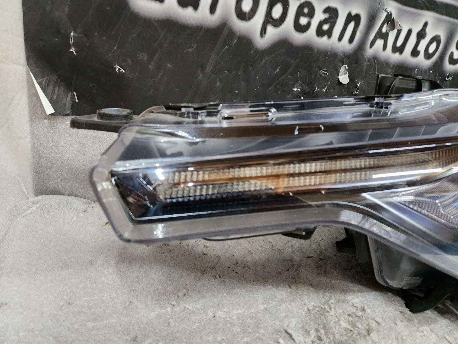 2017-2020 Maserati Levante Headlight Xenon HID LH Left Driver Side Non-AFS OEM