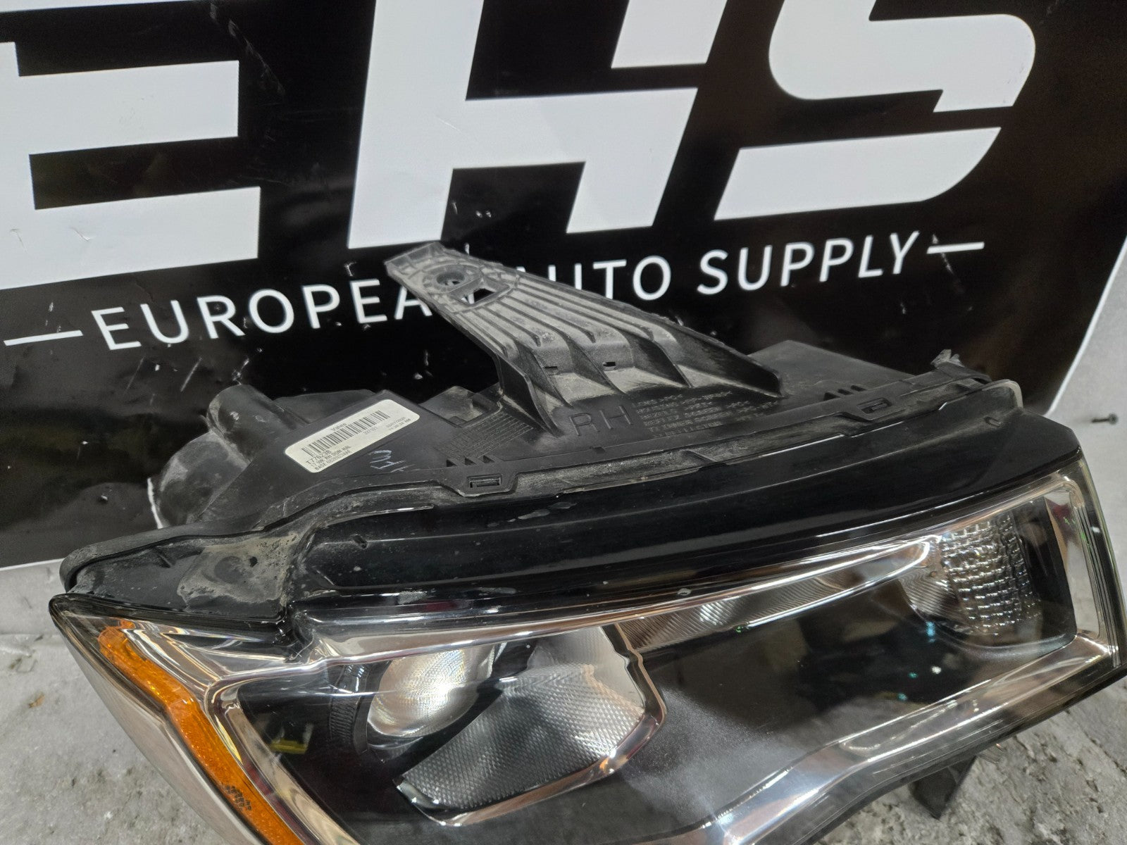 2016-2021 Jeep Grand Cherokee Base Halogen Right Side Headlight OEM 68289234-AE