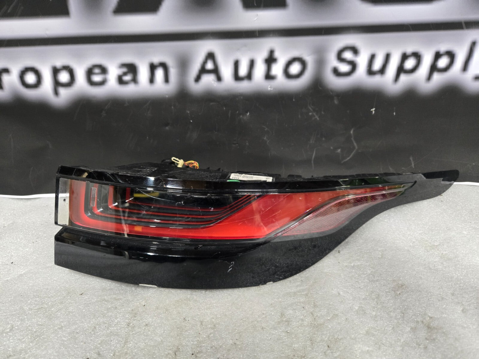 2018-2020 RANGE ROVER EVOQUE TAIL LIGHT REAR RIGHT PASSENGER K8D2-13404-BE OEM