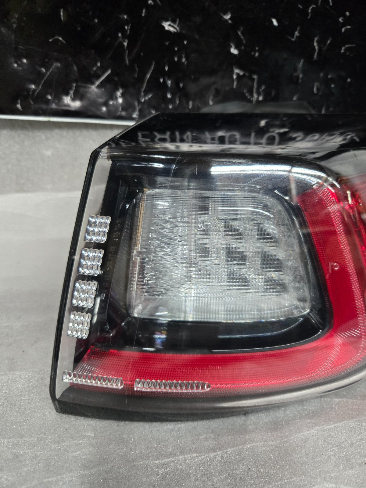 2019-2023 JEEP CHEROKEE REAR RIGHT RH QUARTER PANEL TAIL LIGHT LED OEM