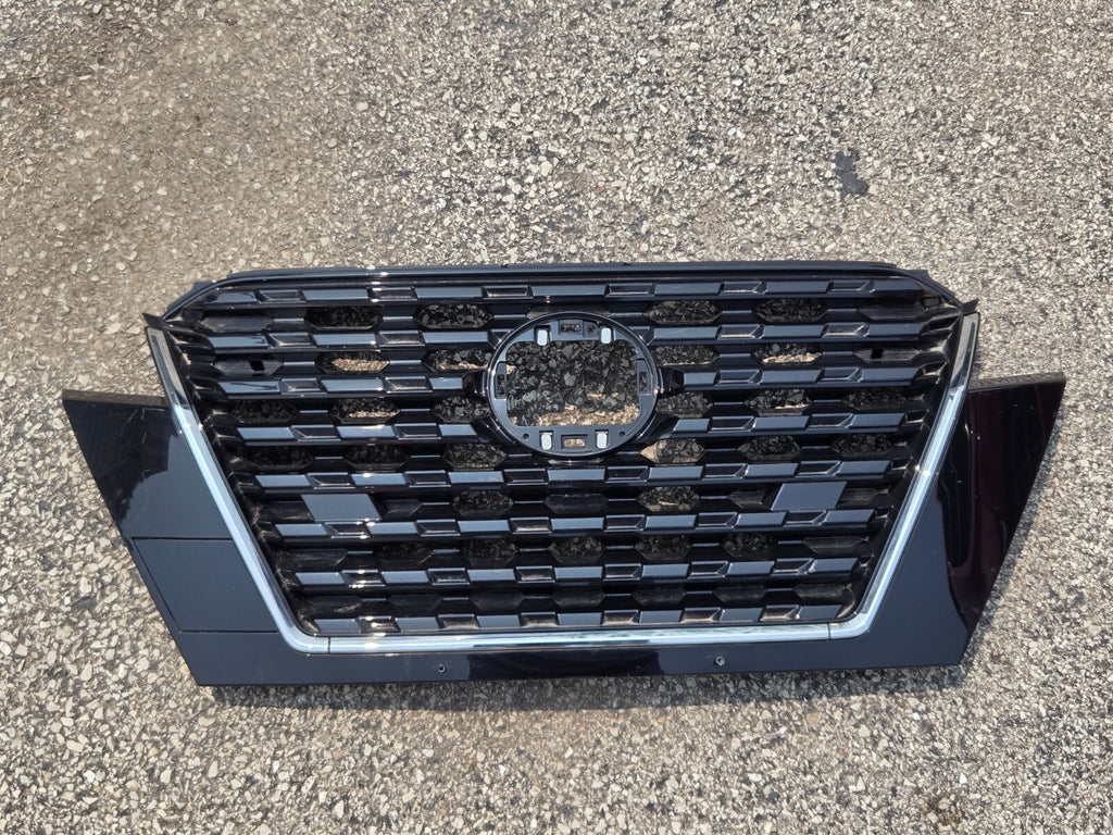 2021 2022 2023 NISSAN KICKS FRONT UPPER GRILLE OEM 62310-9VC0A