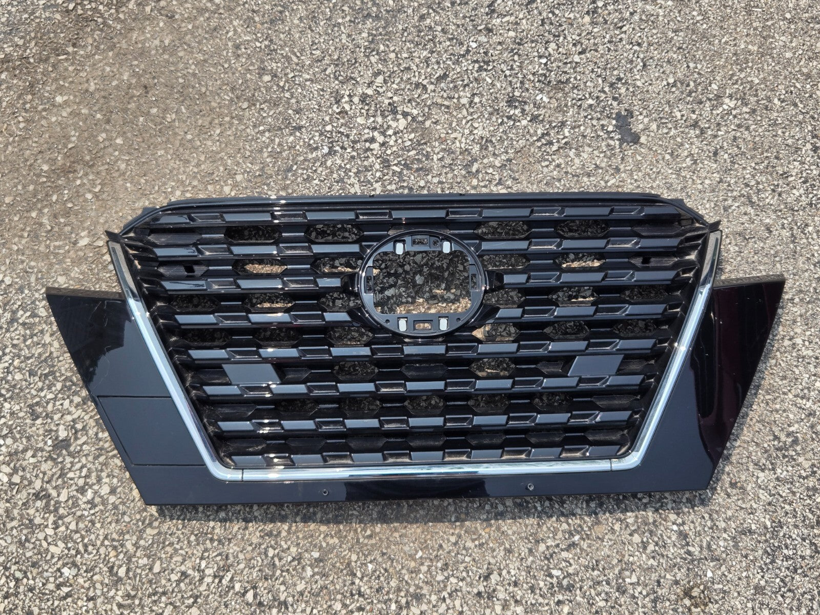2021 2022 2023 NISSAN KICKS FRONT UPPER GRILLE OEM 62310-9VC0A