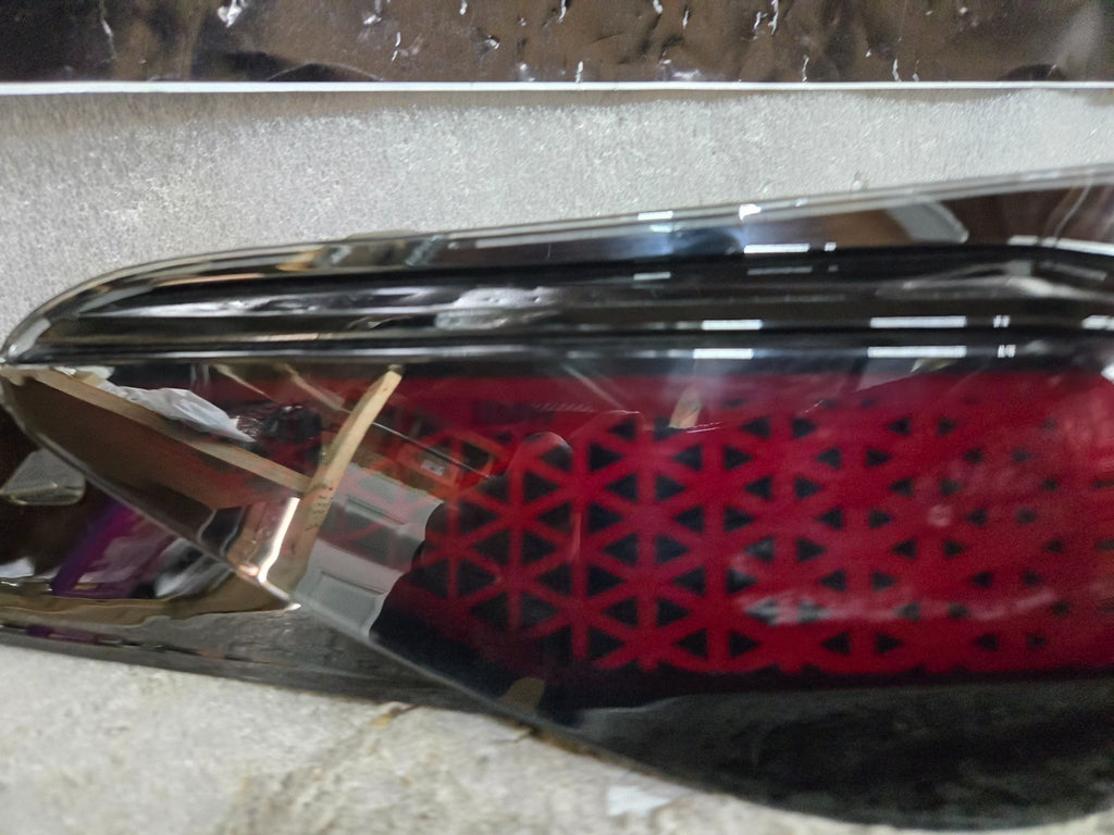 2023 2024 BMW i7 TAIL LIGHT LEFT LH DRIVER H35A3CD4105 OEM