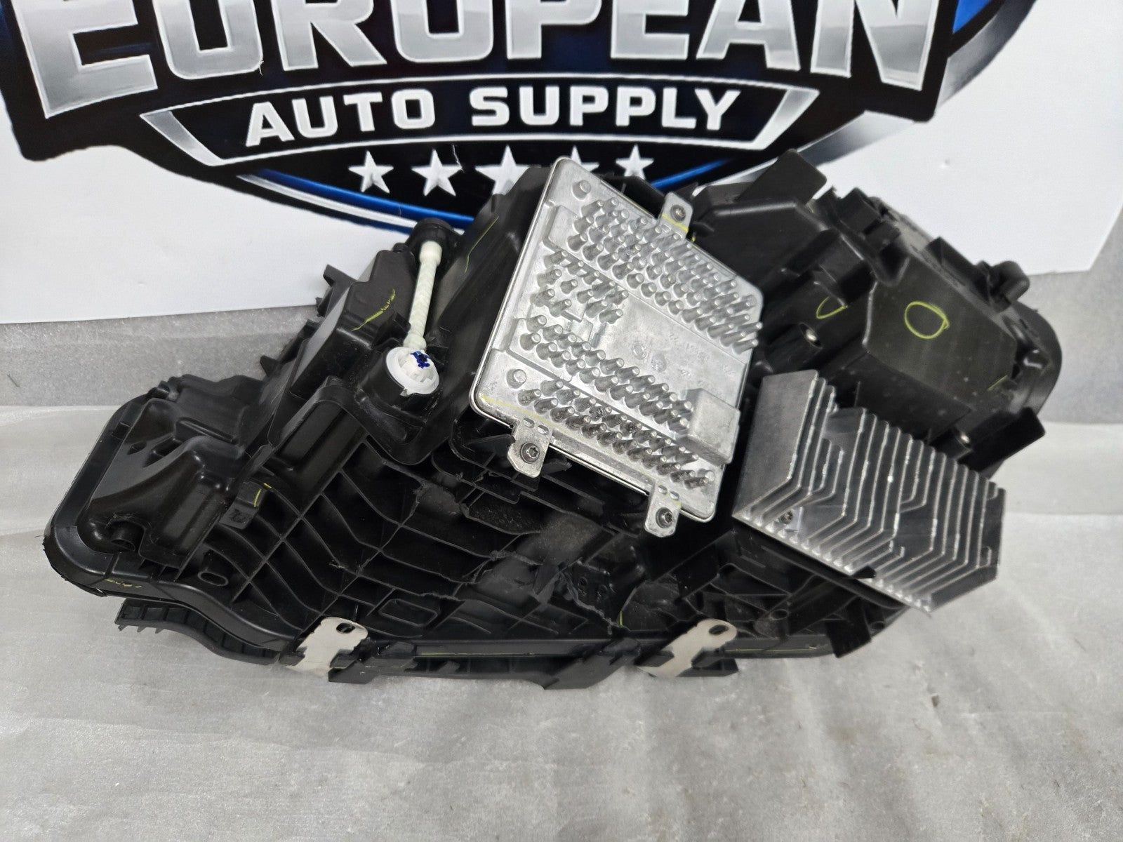 2022-2025 BMW 3-Series Right RH Passenger Shadowline LED Headlight OEM 7886664