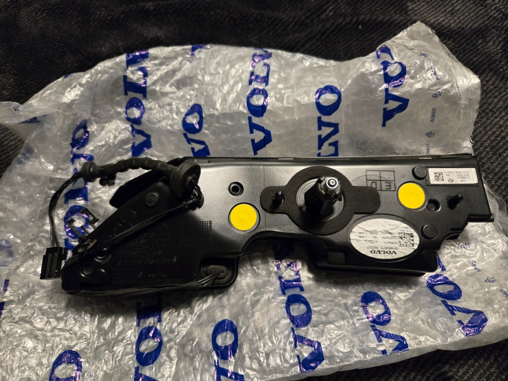 2022 2023 Volvo C40 Tail Light Right  Trunk Lid OEM LED 32365675 RH Side