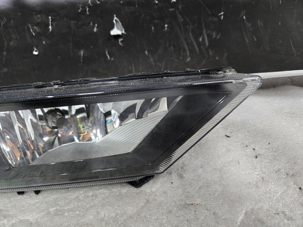 2018-2022 Volkswagen Tiguan Right Passenger Side Halogen Fog Light 5NL941700 OEM