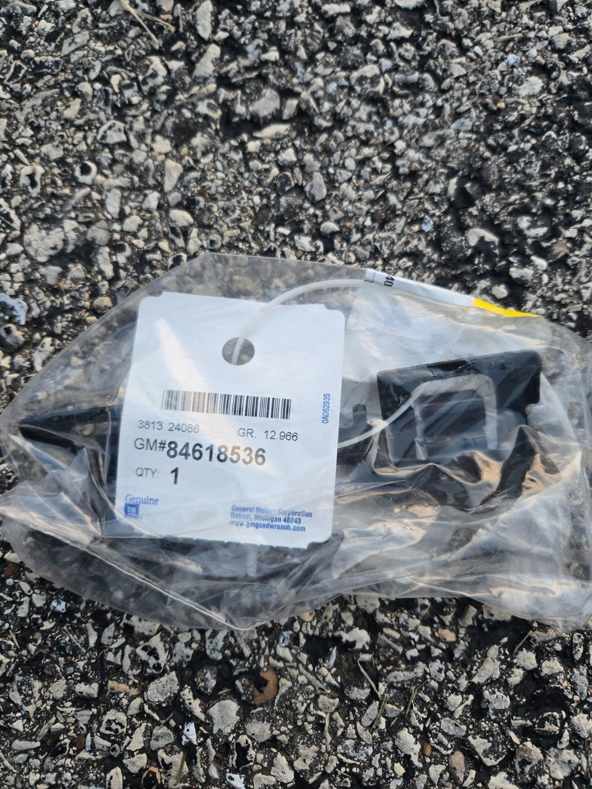 New Genuine General Motors Bracket 84618536 OEM