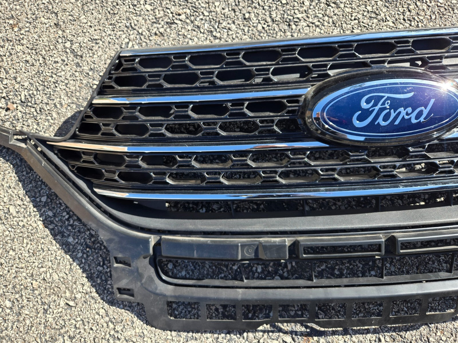 2020 2021 2022 2023 Ford Explorer Grill W/ Emblem LB5B-8200-BD59B8 OEM