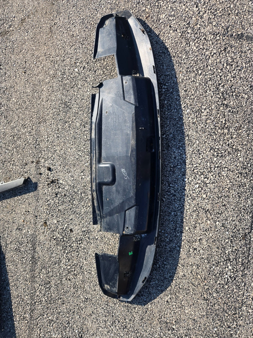 15-20 CHEVROLET SUBURBAN TAILGATE LIFTGATE ROOF SPOILER LOWER COVER OEM 22892618