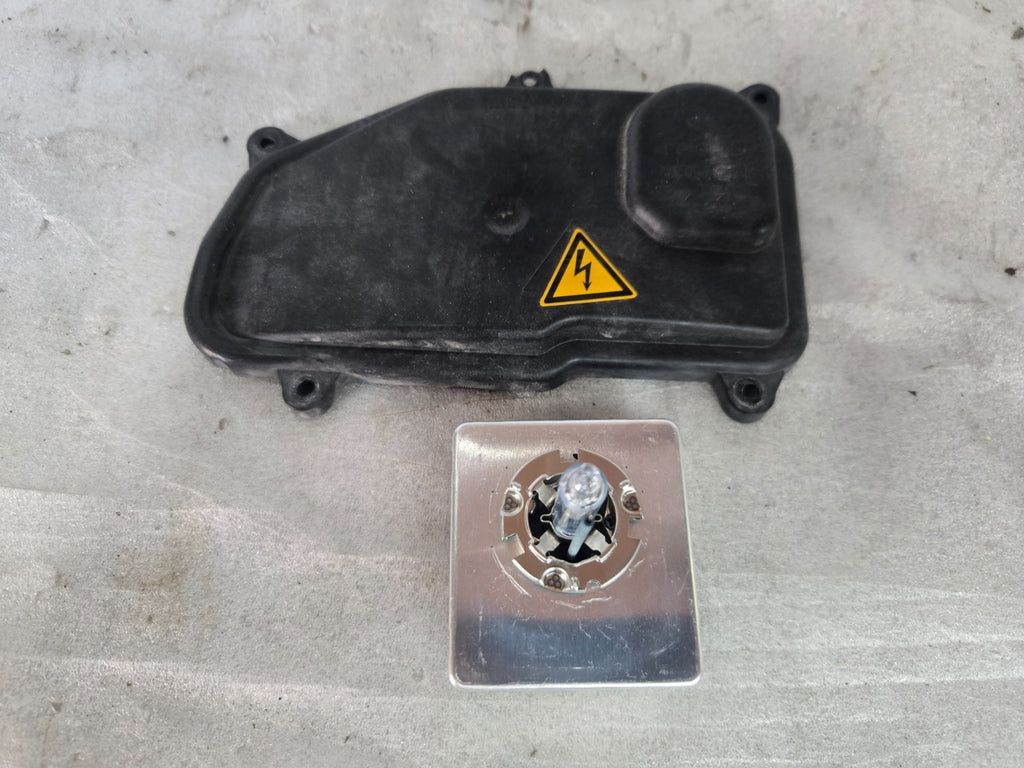 2016-2018 AUDI Q3 HEADLIGHT REAR DUST COVER CAP LEFT AND BULB OEM 1001001007L