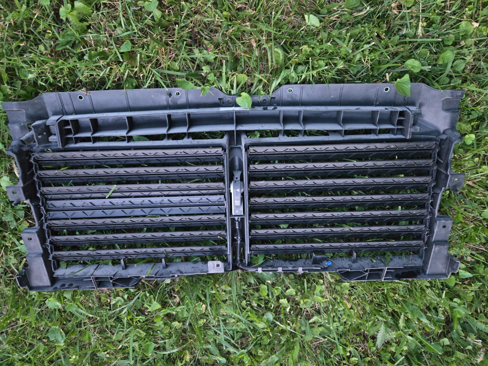 2021 2022 2023 Cadillac Escalade Genuine GM Shutter 87864515 OEM