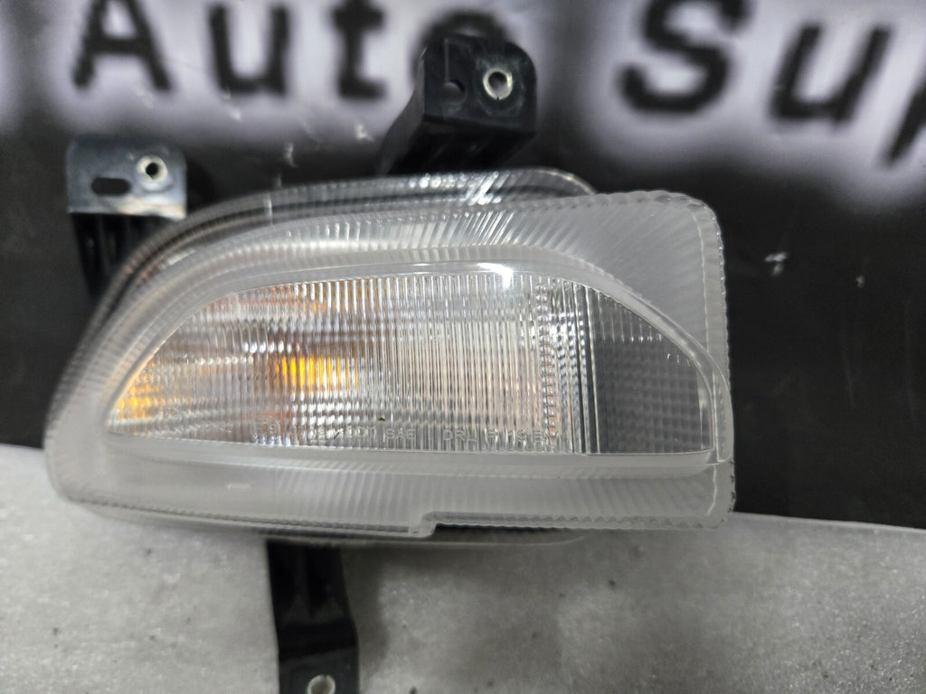 2015-2018 JEEP RENEGADE FRONT RIGHT TURN SIGNAL P/N 521777740 GENUINE OEM