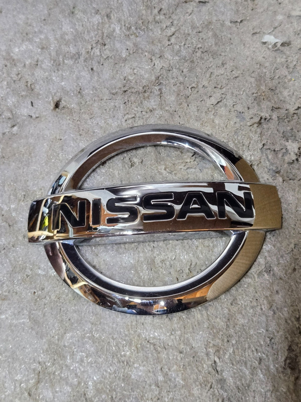 Genuine Nissan Emblem 84890-4CL0A USED OEM