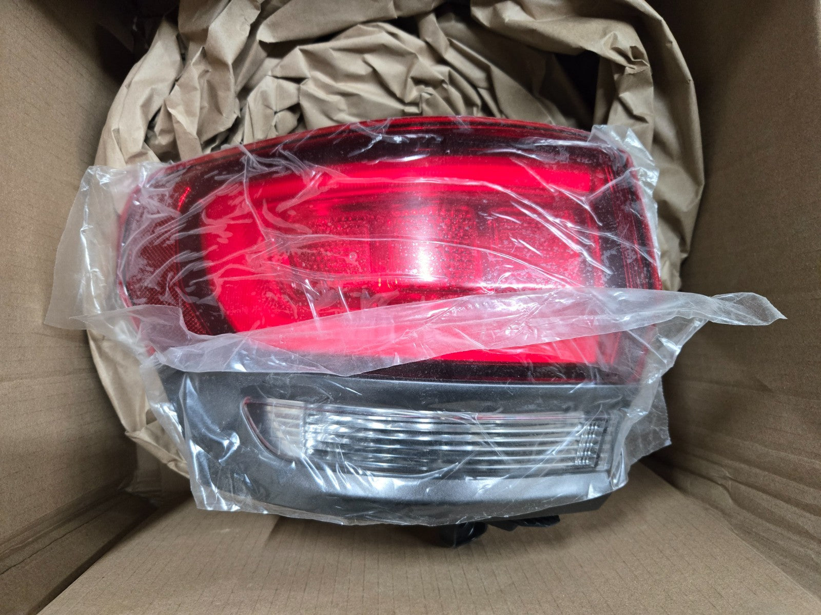 2018-2022 JEEP GRAND CHEROKEE DRIVER LEFT REAR TAILLIGHT LAMP OEM 68368395AC NEW