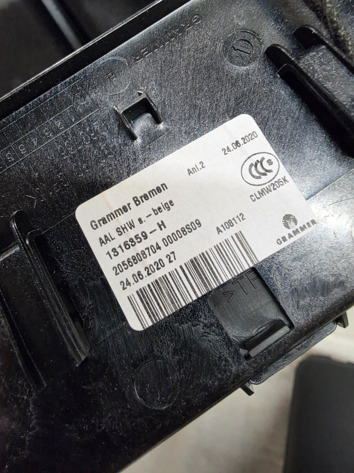 2016-2022 MERCEDES GLC300 X253 CENTER CONSOLE ARMREST LID OEM A2055406865 BEIGE