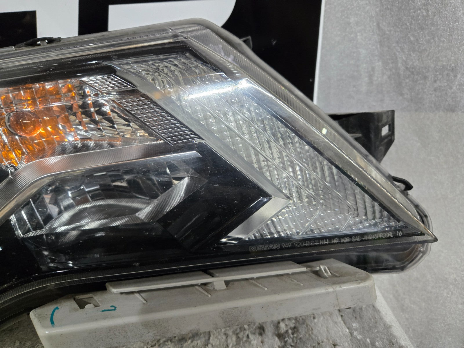 2017-2019 Nissan Pathfinder Right RH Halogen w/LED Headlight 26010-9PF1A OEM