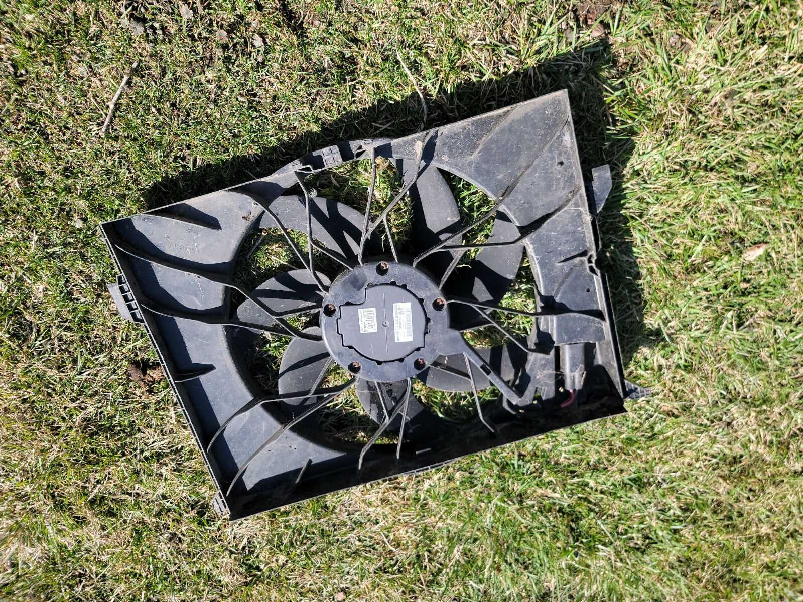 07-13 Mercedes W221 S550 S400 Engine Cooling Fan Motor Assembly 2215000993 OEM