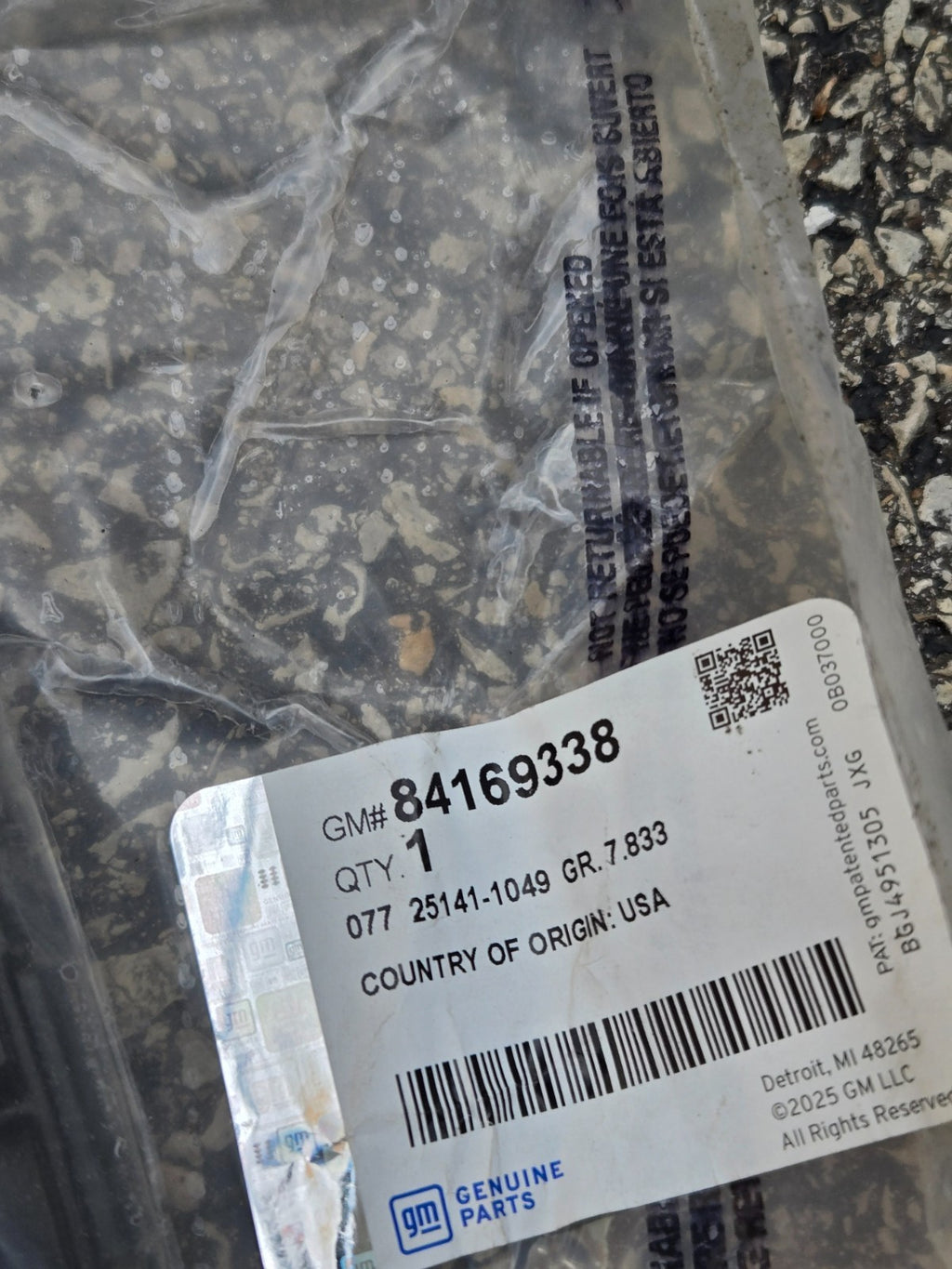 NEW GM OEM 17-18 CADILLAC XT5 REAR BUMPER- GUIDE BRACKET RIGHT GMC 84169338
