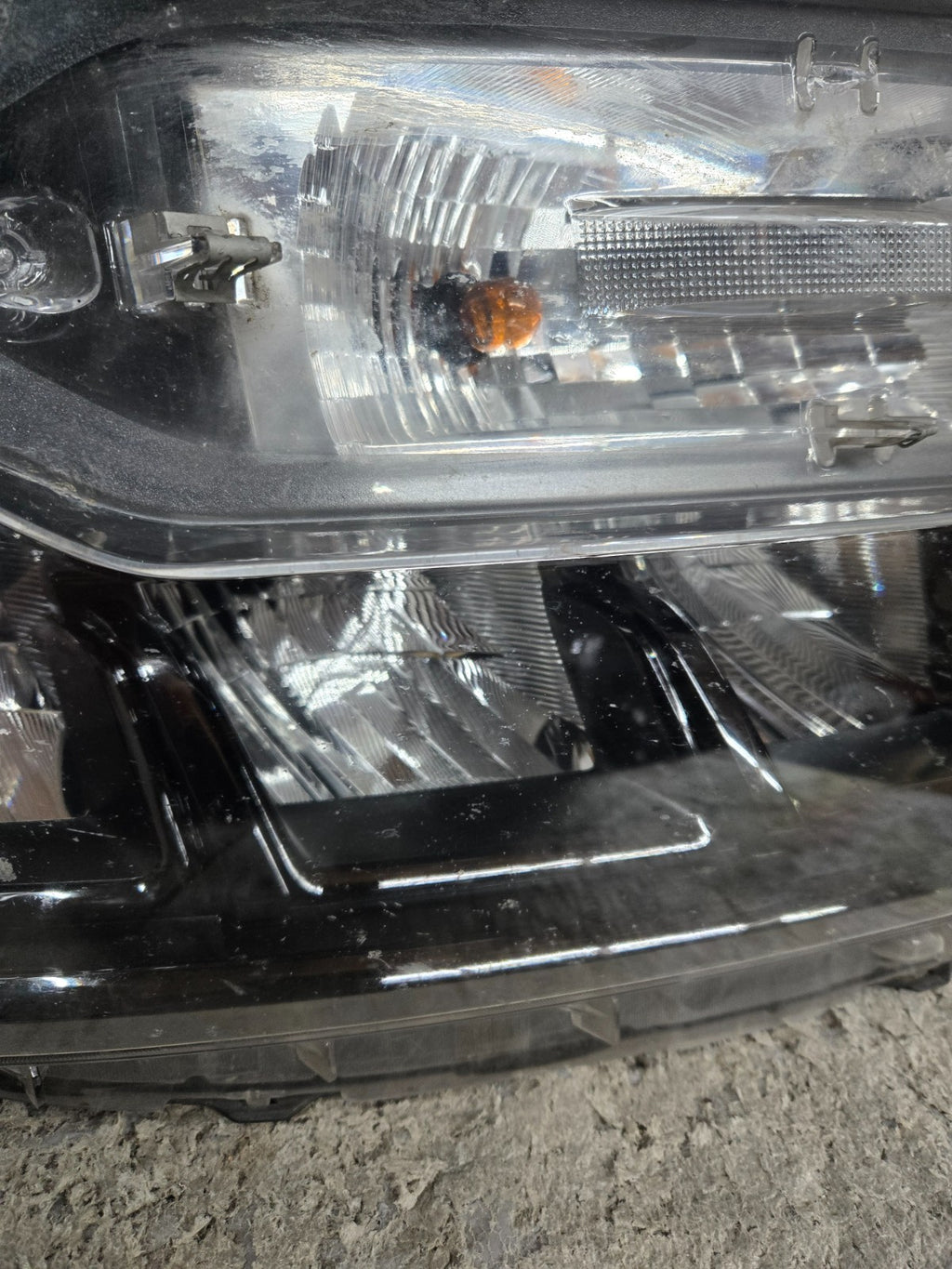 2023-2024 FORD MAVERICK FRONT RIGHT RH PASSENGER SIDE HEADLIGHT BLACK TRIM OEM