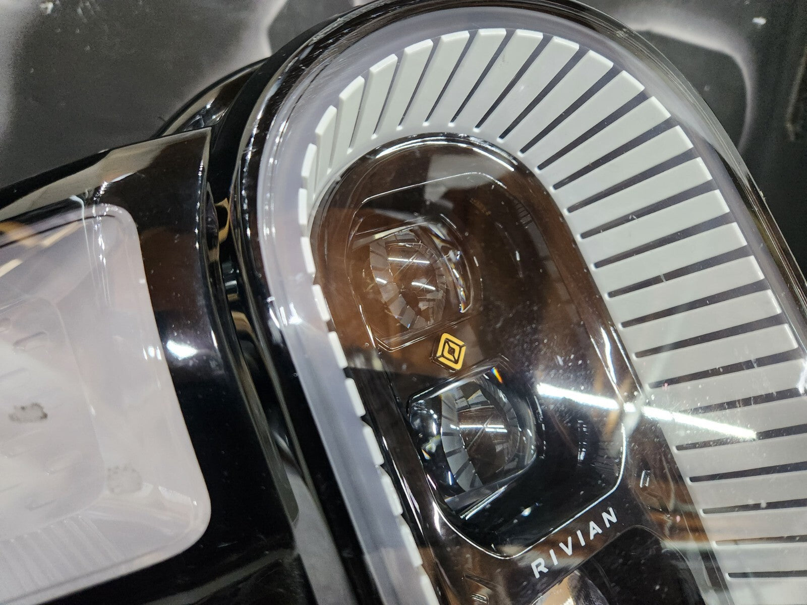 2021 2022 2023 RIVIAN R1T RIGHT PASSENGER SIDE LED HEADLIGHT COMPLETE OEM