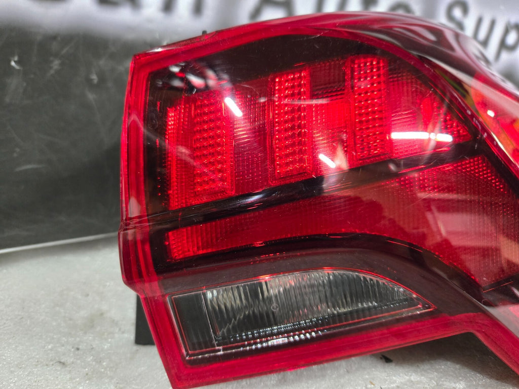 2021 2022 2023 Hyundai Santa Fe Right RH Halogen Taillight OEM 92402-S2500