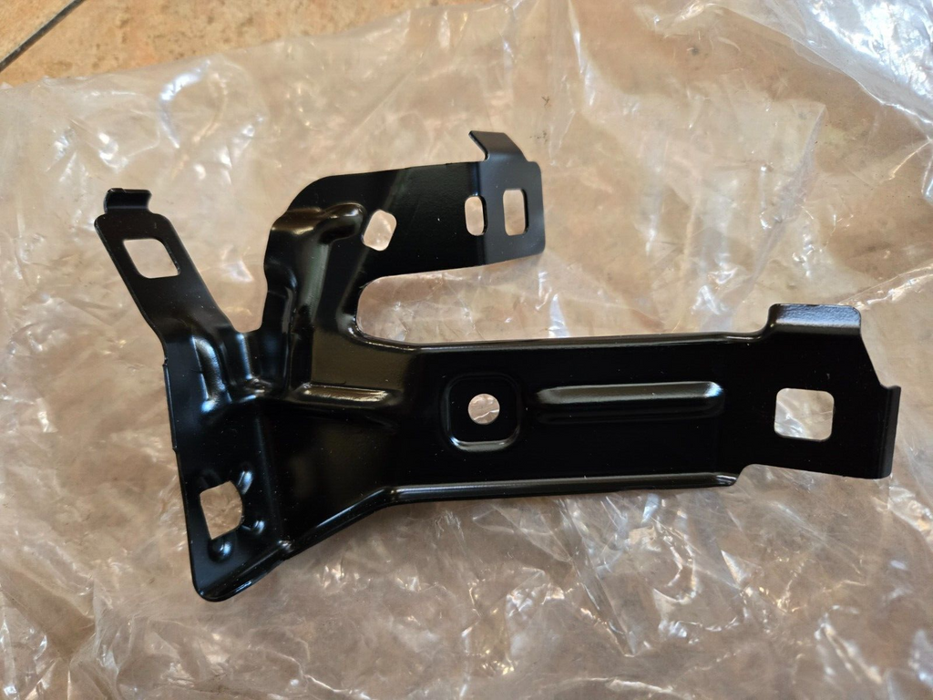 2016-2018 BMW 330E F30 FRONT RIGHT FENDER LOWER MOUNT BRACKET OEM 7298038