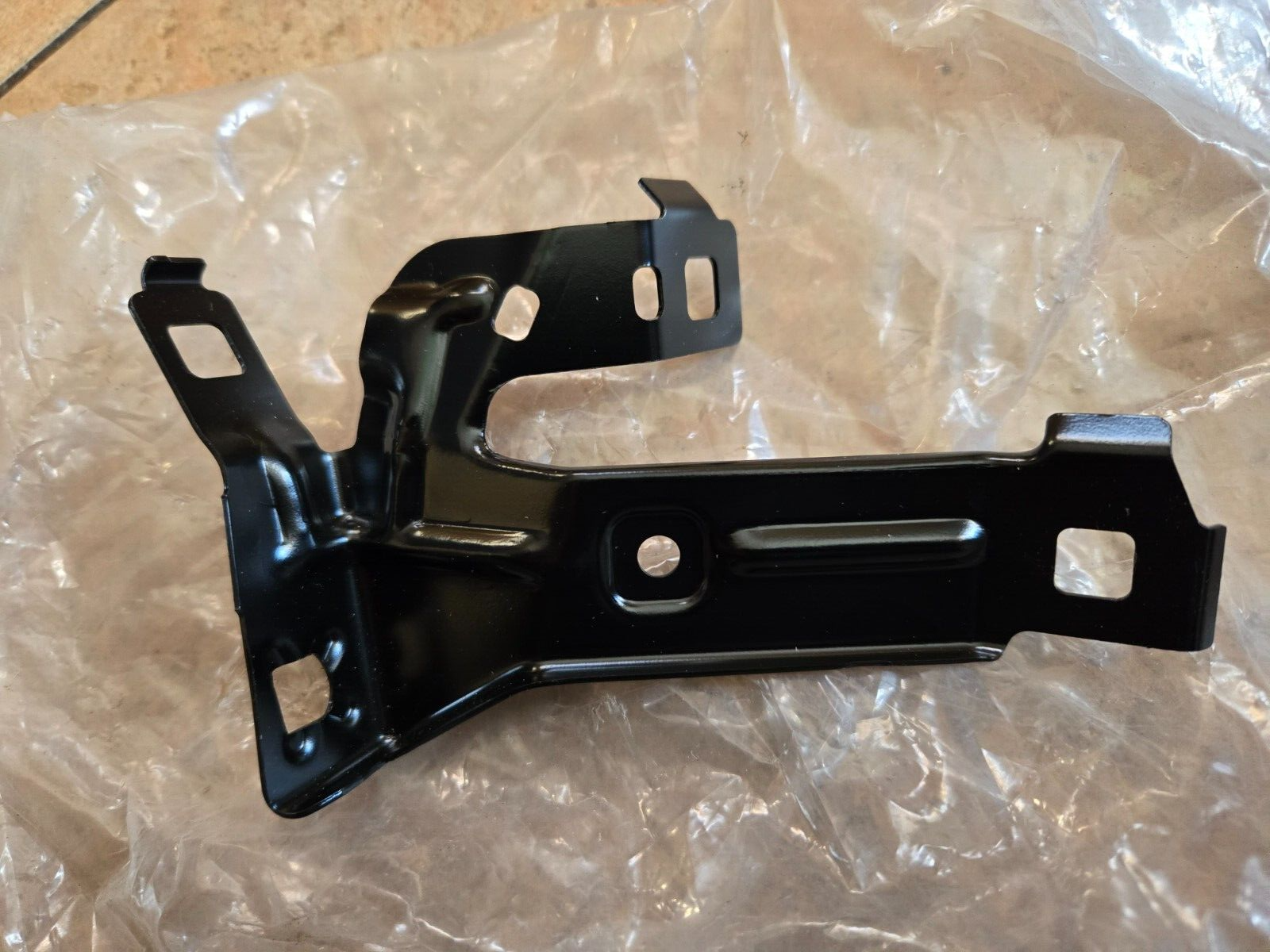 2016-2018 BMW 330E F30 FRONT RIGHT FENDER LOWER MOUNT BRACKET OEM 7298038