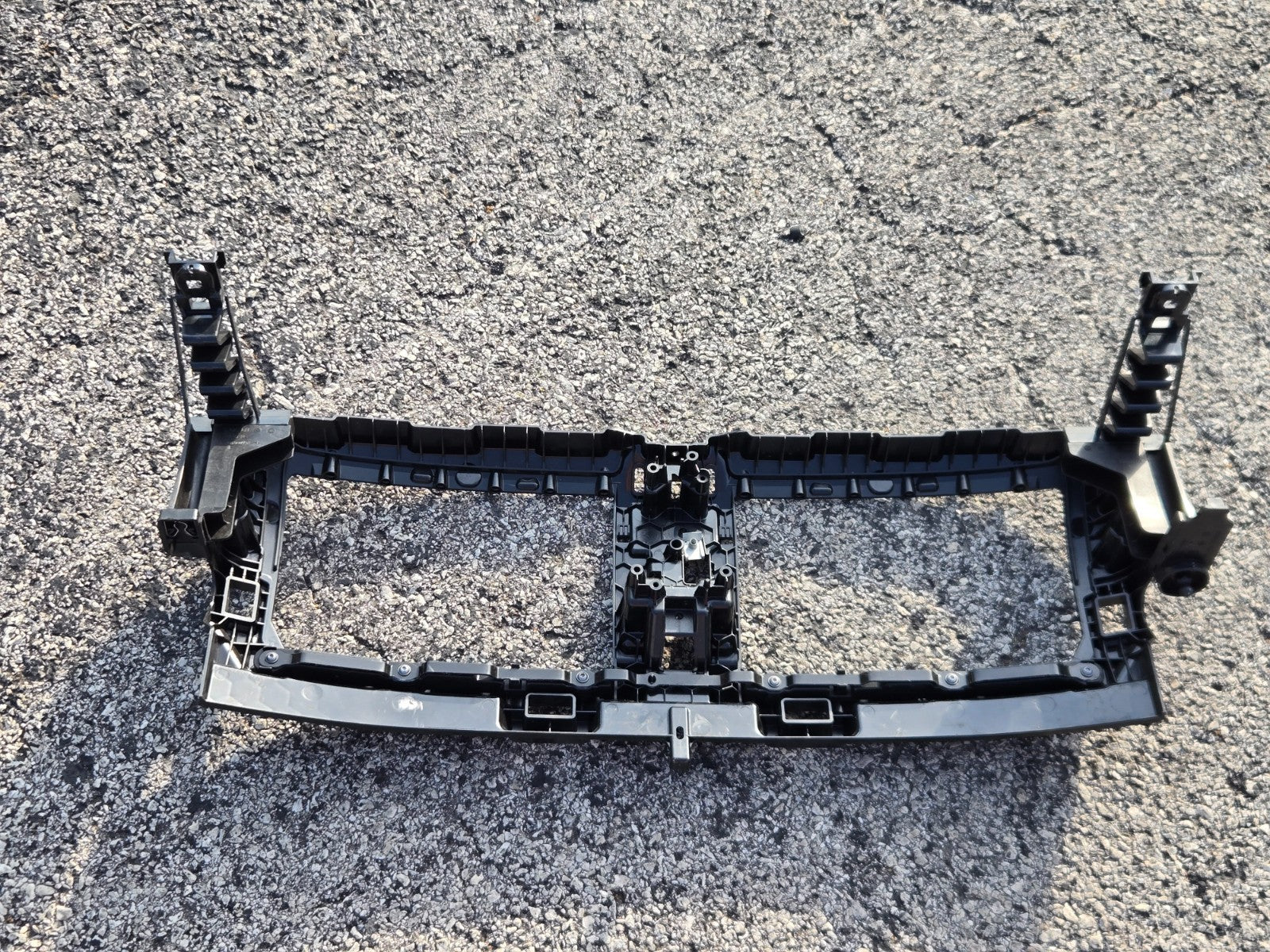 2022-2025 BMW G26 i4 Front Center Radiator Air Duct Support OEM 9498817