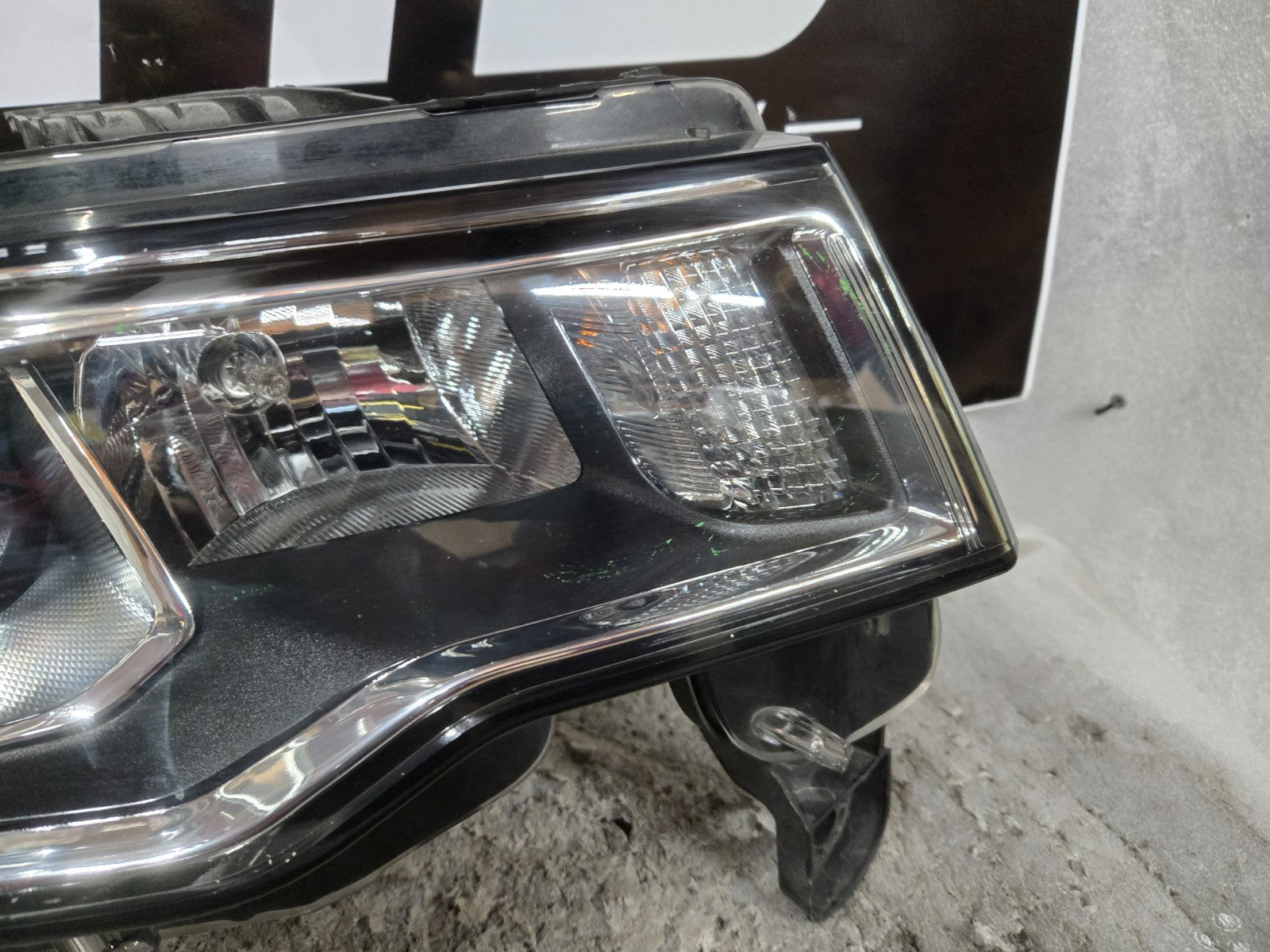 2016-2021 Jeep Grand Cherokee Base Halogen Right Side Headlight OEM 68289234-AE