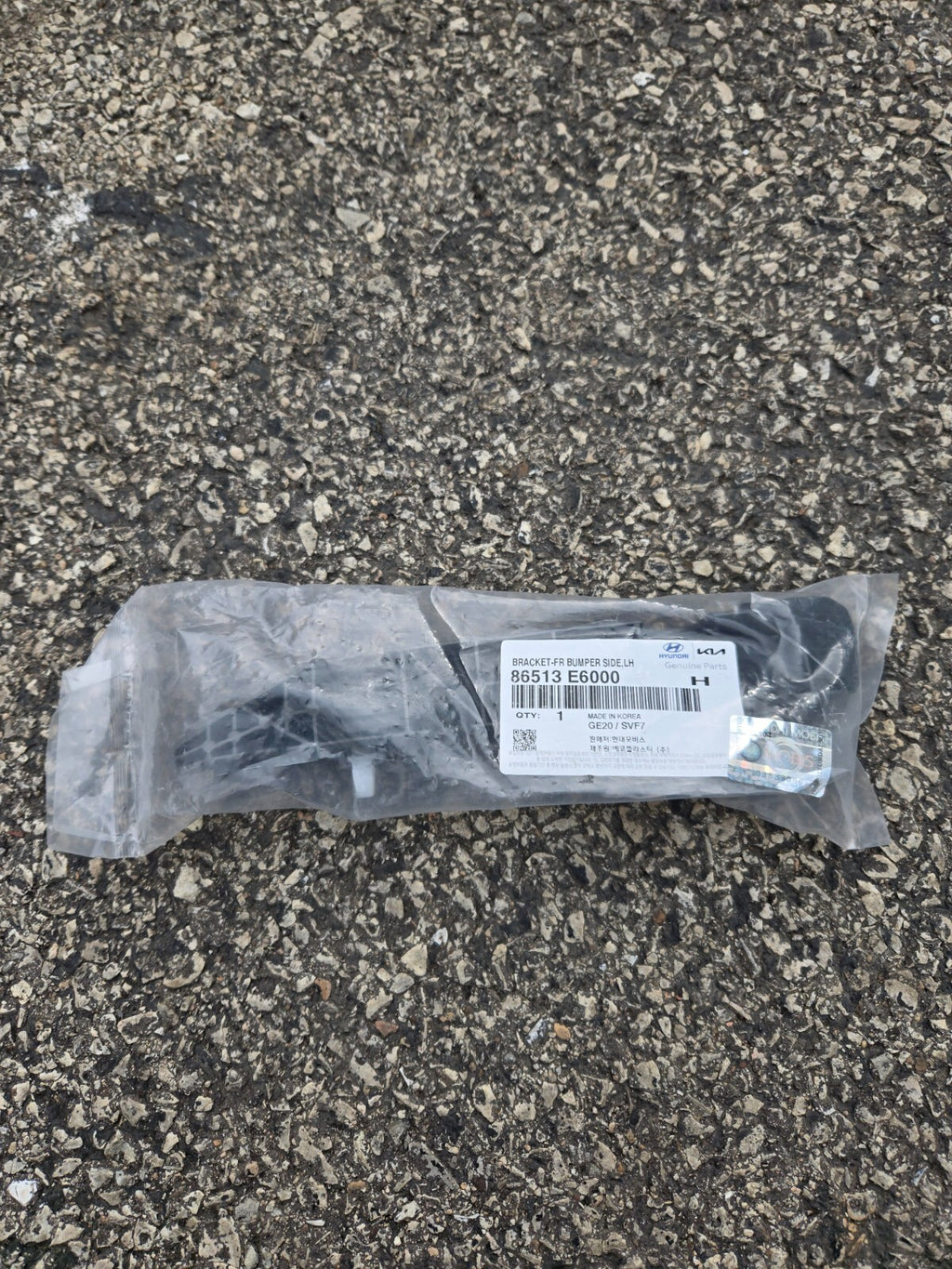 Genuine Hyundai Side Retainer Bracket 86513-E6000 OEM