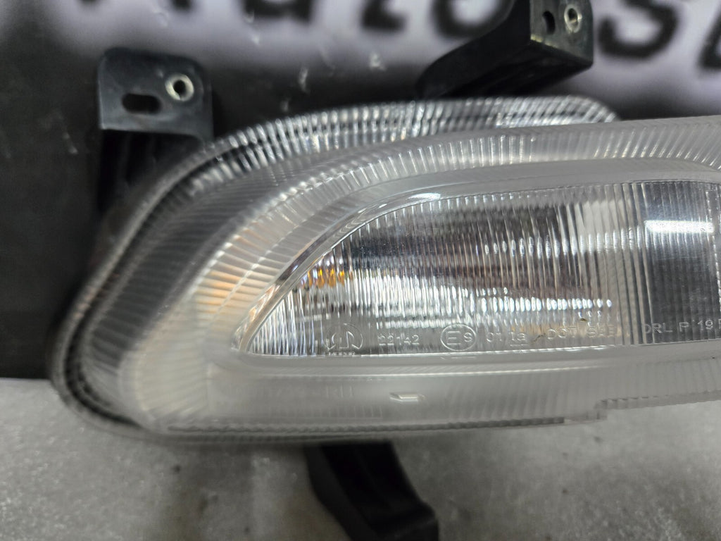 2015-2018 JEEP RENEGADE FRONT RIGHT TURN SIGNAL P/N 521777740 GENUINE OEM