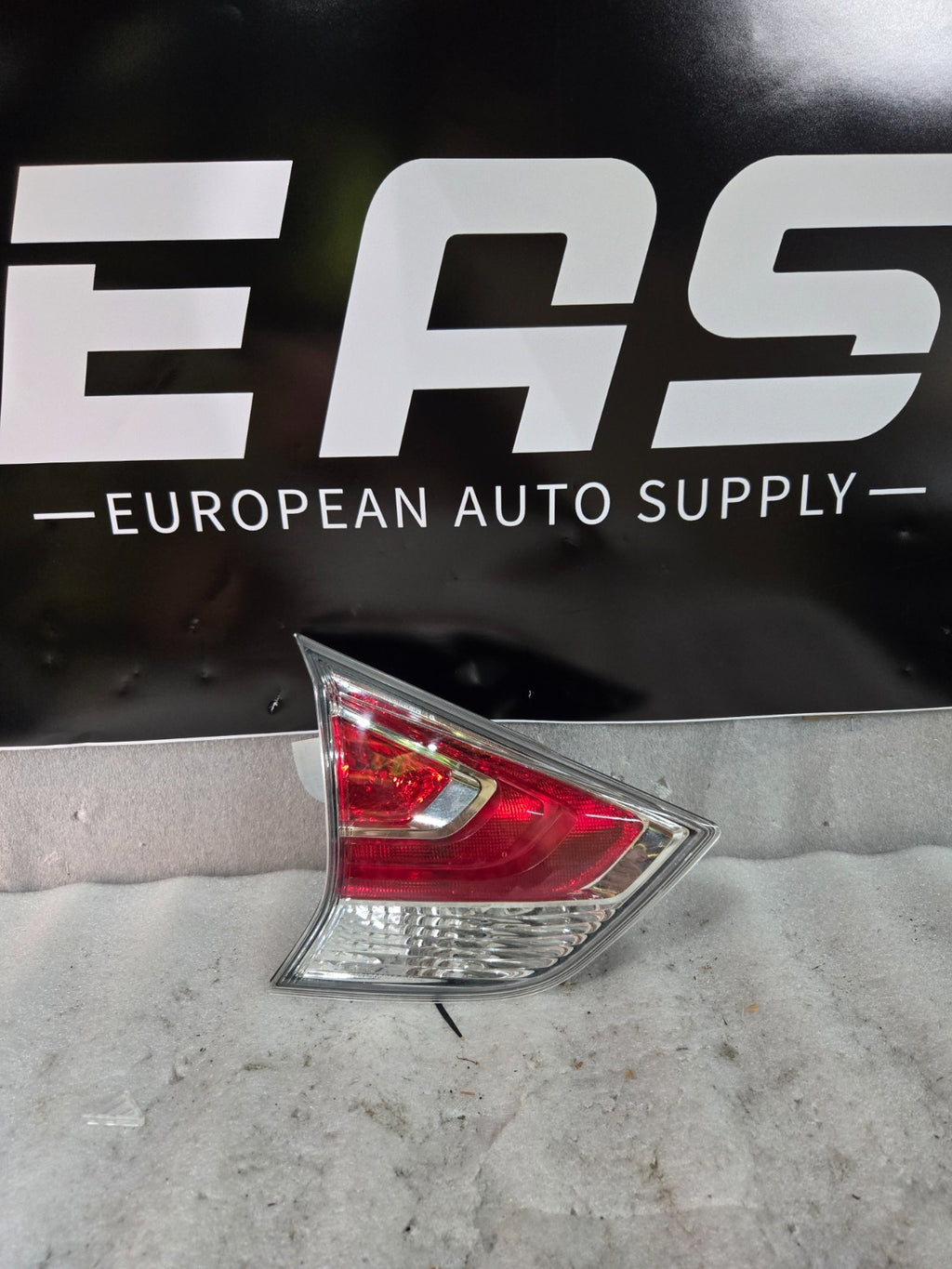 2014-2016 Nissan Rogue Left LH Driver Side Tai Gate Mounted Taillight OEM
