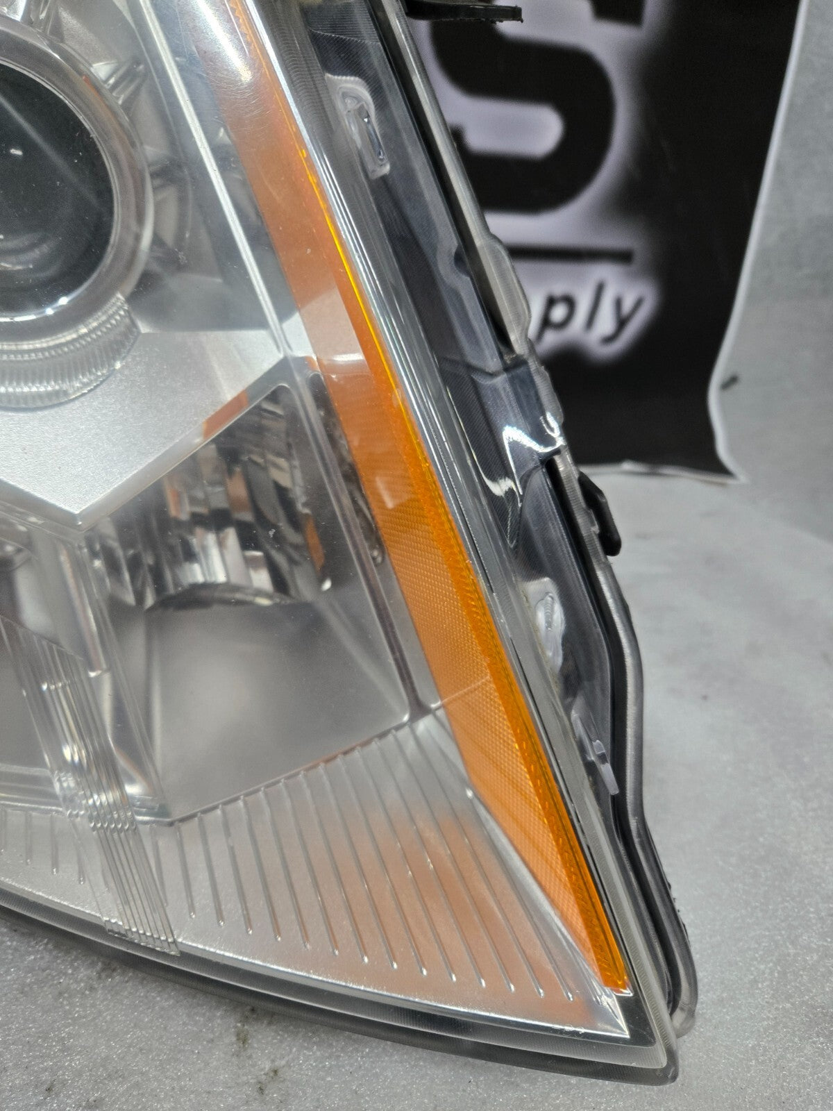2010-2013 Cadillac SRX Right Passenger Side Headlight Halogen OEM 22853873