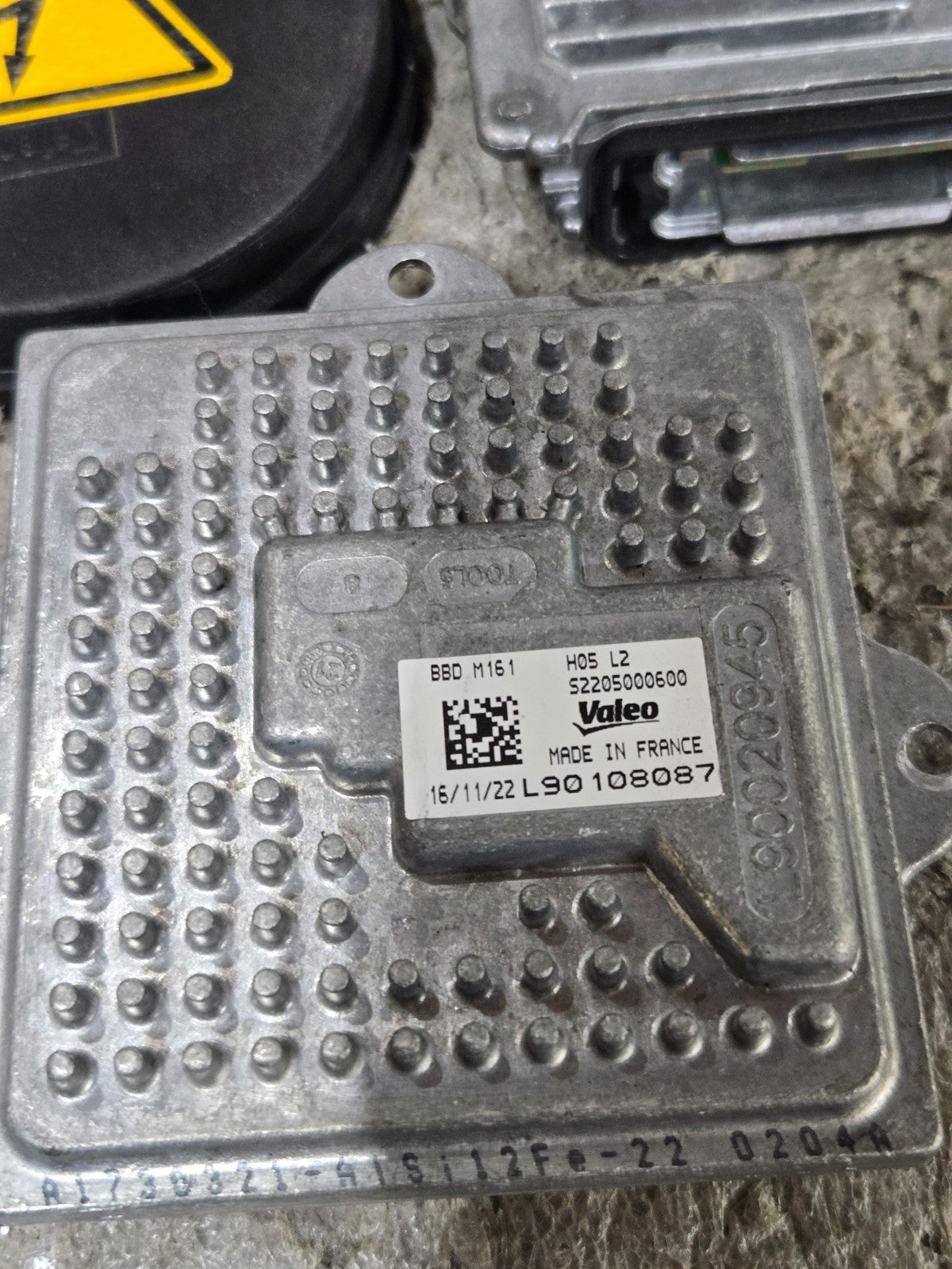 2018-2020 Maserati Levante M161 Headlight Ballast Module Bulb and Cover Set OEM