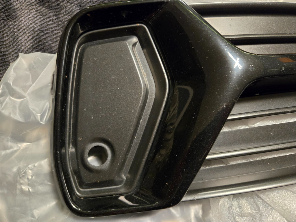2016-2019 Volvo XC90 Front Right RH Passenger Side Outer Grille 31383822 OEM