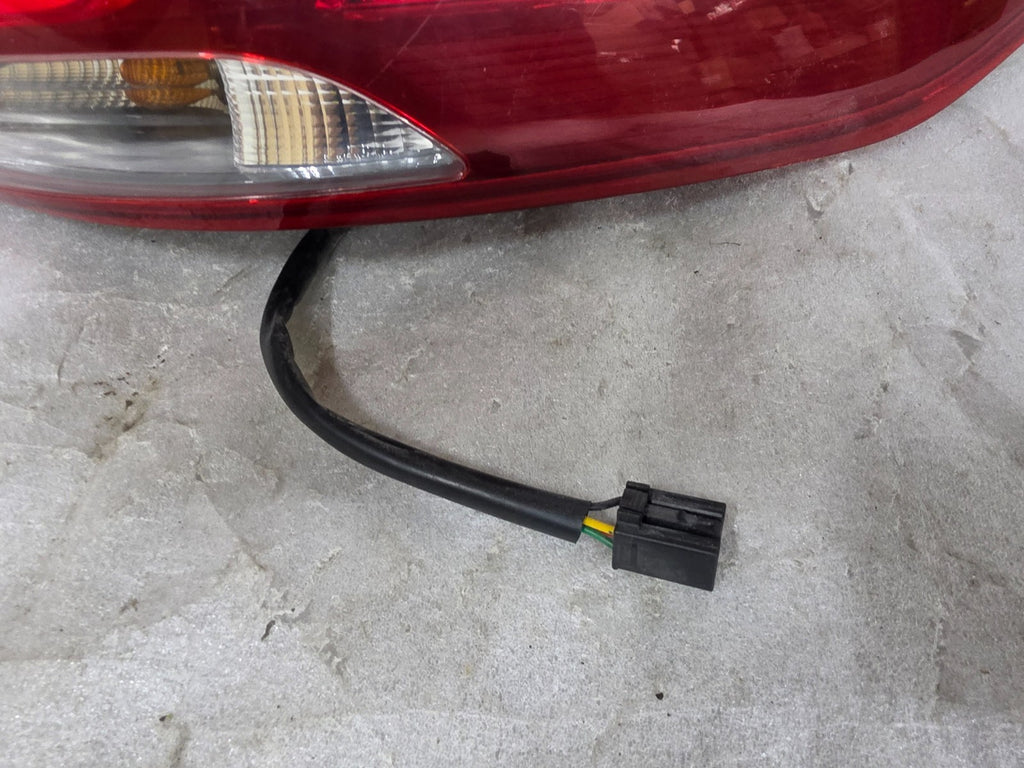 2017 2018 Hyundai Elantra Right Passenger Tail Light Lamp Taillight OEM 92402F30