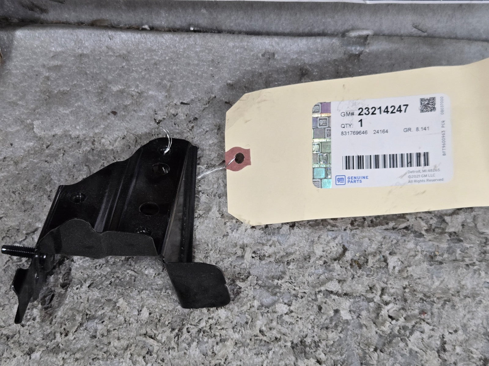 GM Genuine Parts Front Passenger Side Fender Lower Bracket 23214247 NEW