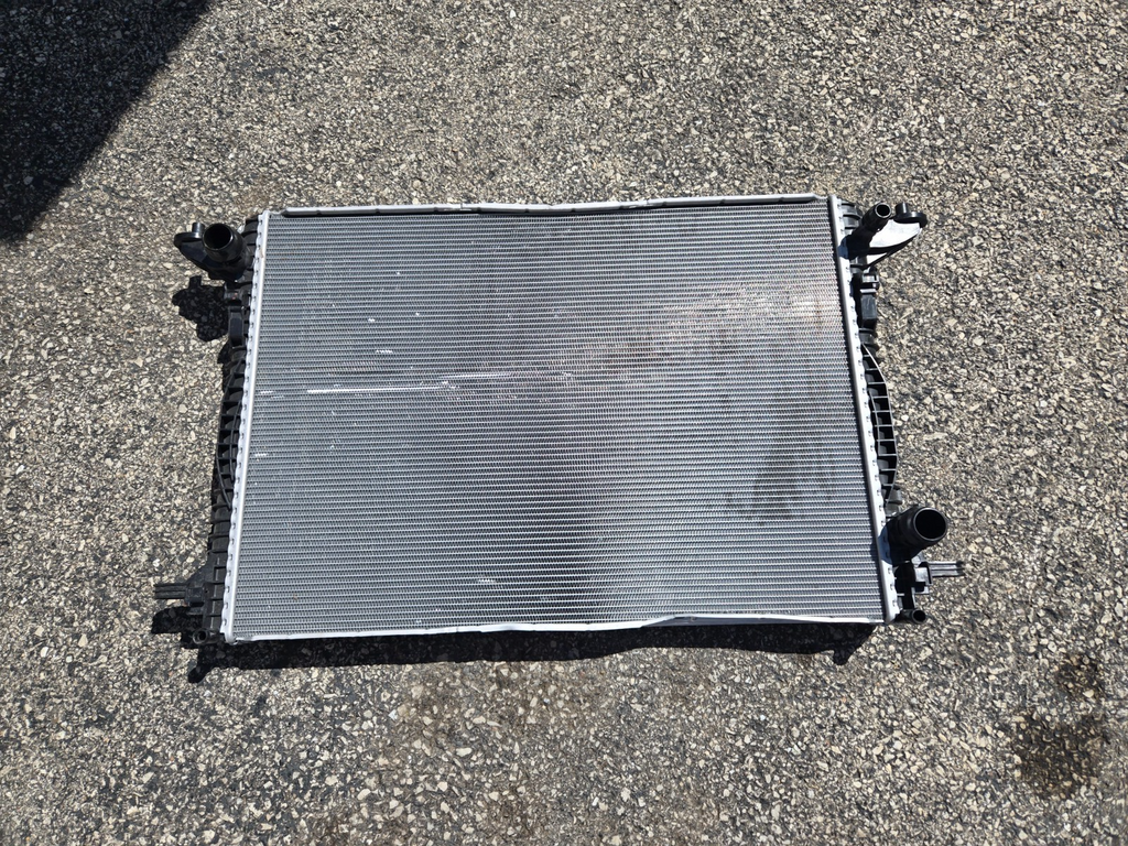 2019-2024 Lamborghini Urus Engine Motor Water Radiator Cooler 4M0121251M OEM