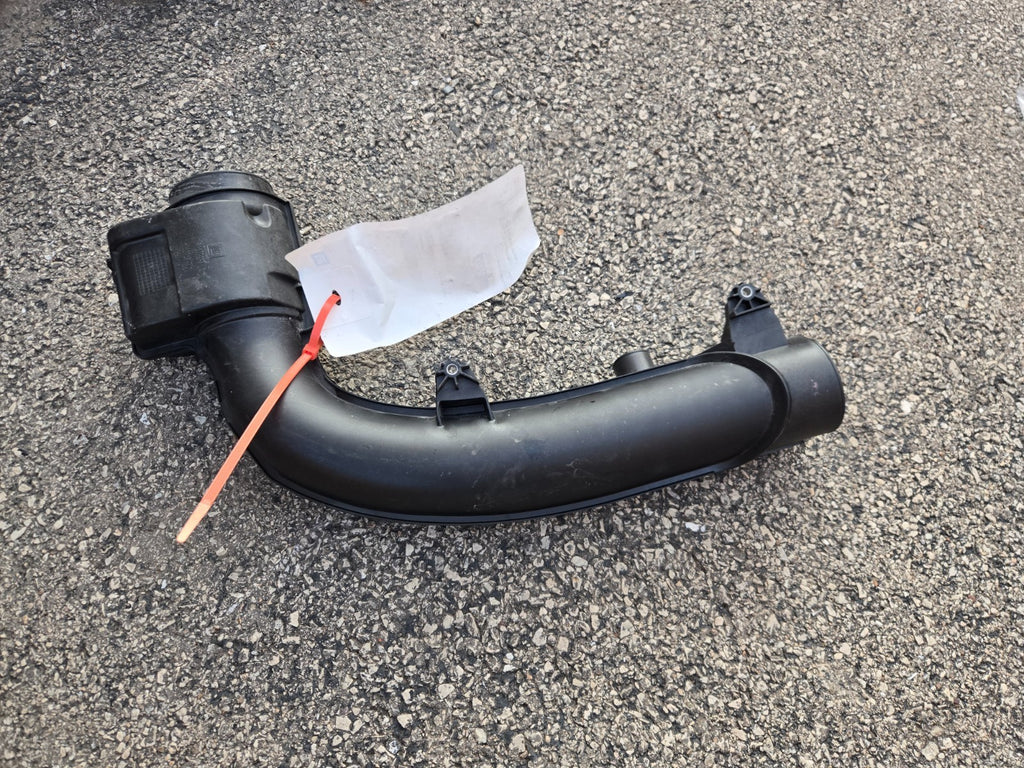 Genuine GM Air Cleaner Outlet Intermediate Duct 84470689 NEW OEM