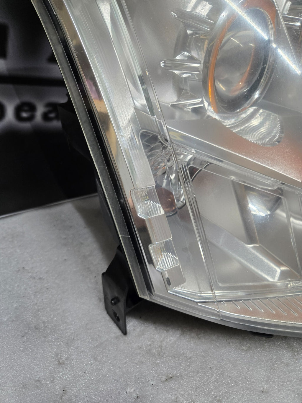 2010-2013 Cadillac SRX Right Passenger Side Headlight Halogen OEM 22853873