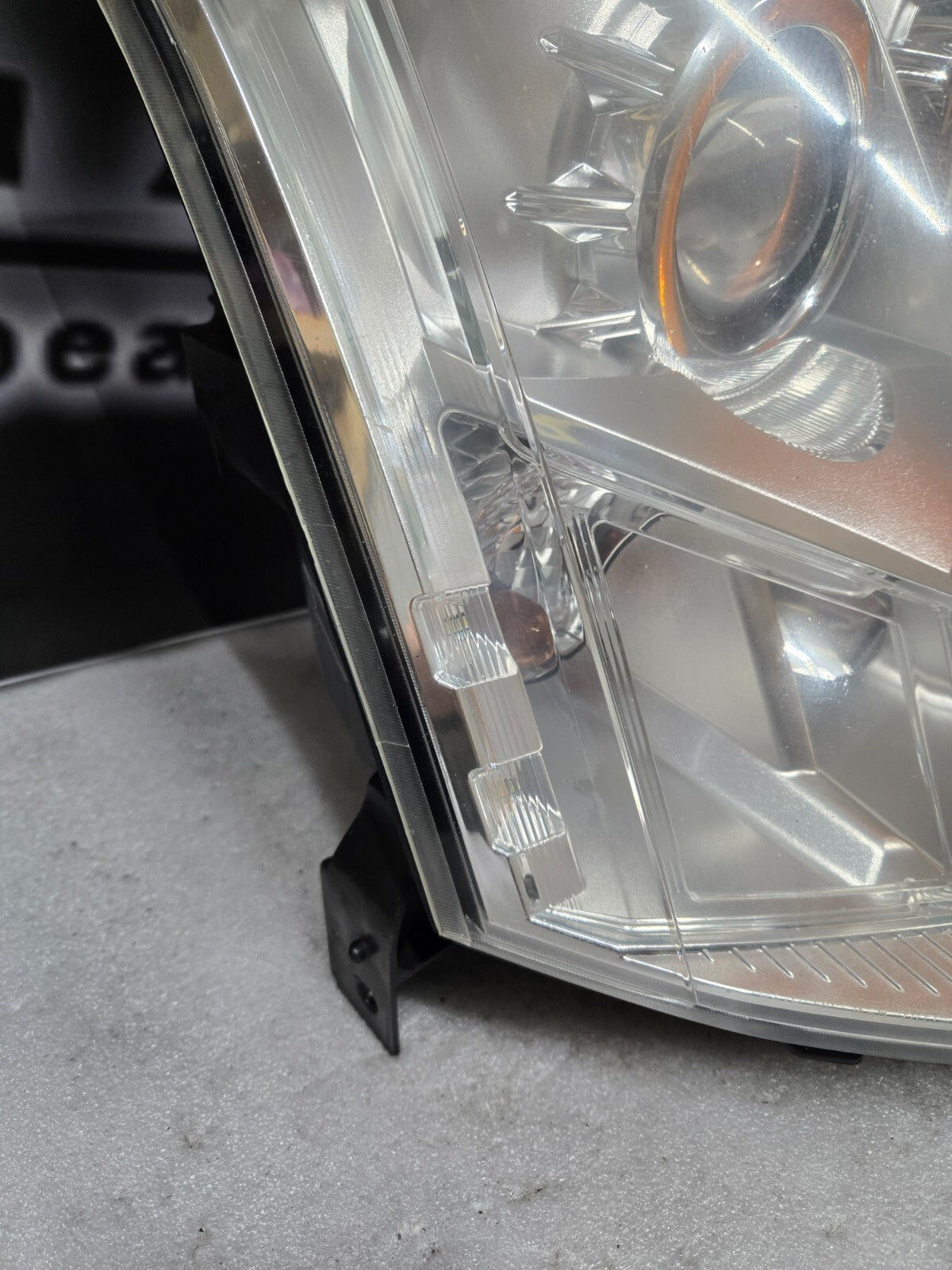 2010-2013 Cadillac SRX Right Passenger Side Headlight Halogen OEM 22853873