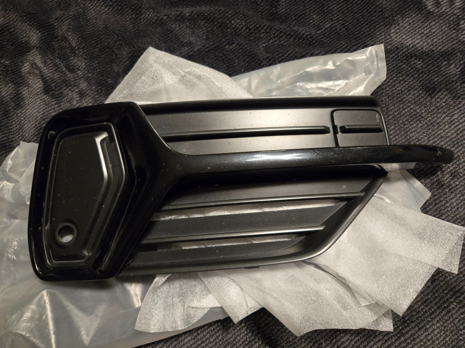 2016-2019 Volvo XC90 Front Right RH Passenger Side Outer Grille 31383822 OEM